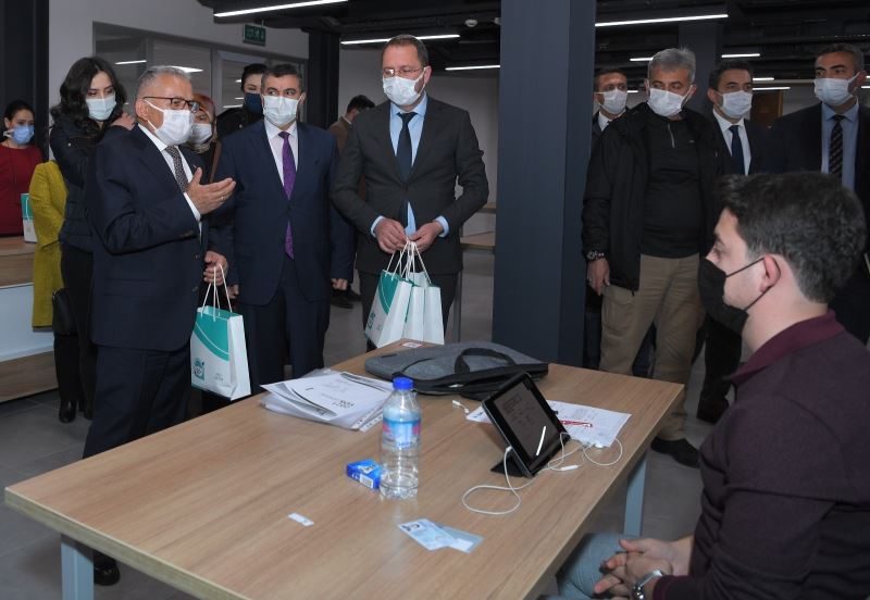 Başkan Büyükkılıç’tan kütüphane ziyareti
