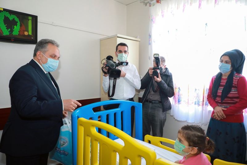 Başkan Yalçın’dan hasta çocuklara sürpriz
