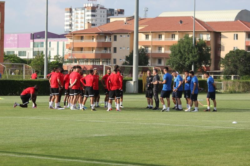 Kayserispor top başı yaptı
