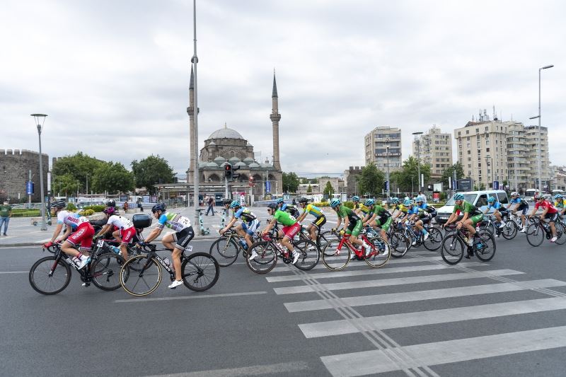Kadın sporcular 107 kilometre pedal çevirdi
