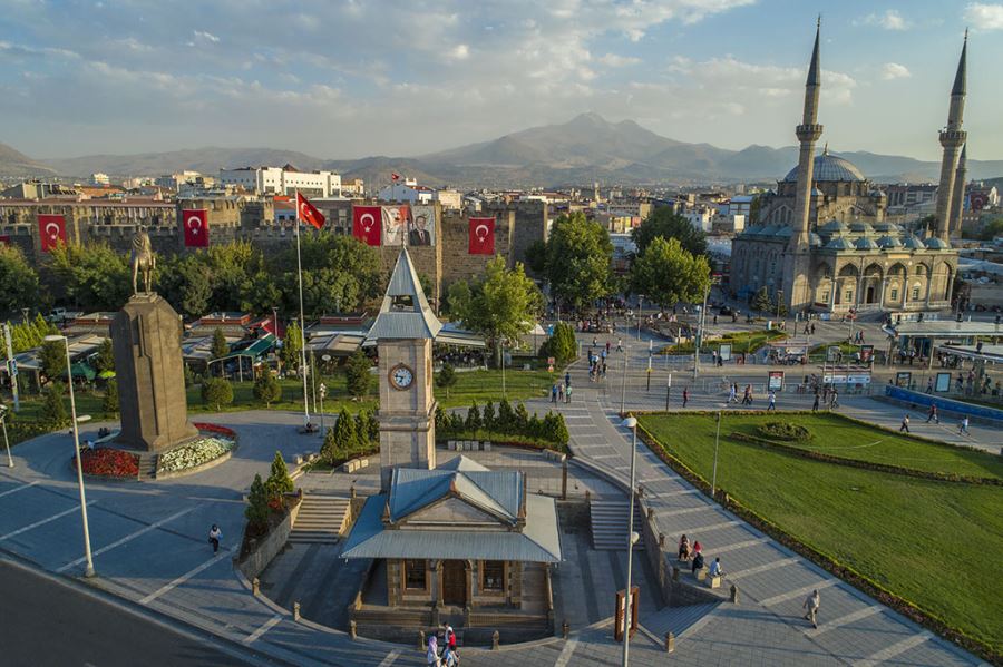 Büyükşehir ile mezarlıklar bayrama hazır