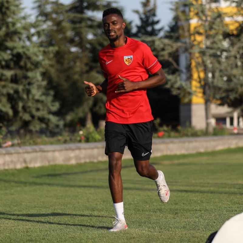 Bernard Mensah koşulara başladı
