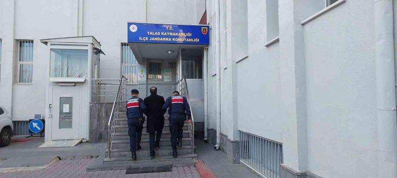 Kesinleşmiş cezası bulunan FETÖ üyesi, jandarmadan kaçamadı
