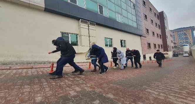 Kar vaadiyle vatandaşlardan yüksek miktarlarda para alıp geri ödemeyen 4 kişi adliyeye sevk edildi