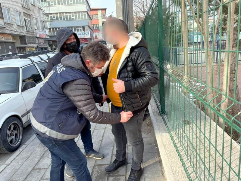 Aranan 2 şahıs yakalandı
