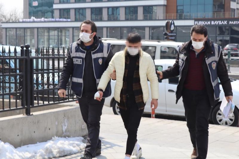 Yolda yürüyen 2 kişiyi bıçaklayarak yaralayan şahıs tutuklandı
