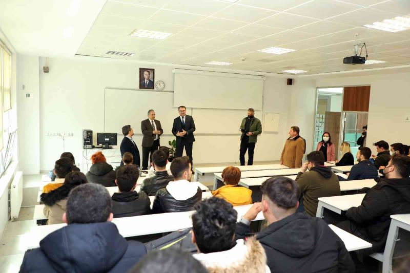 Başkan Yalçın KAYÜ’lü gençlerle
