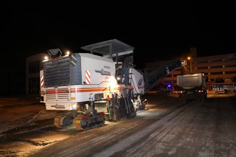 Melikgazi’de gece yol mesaisi
