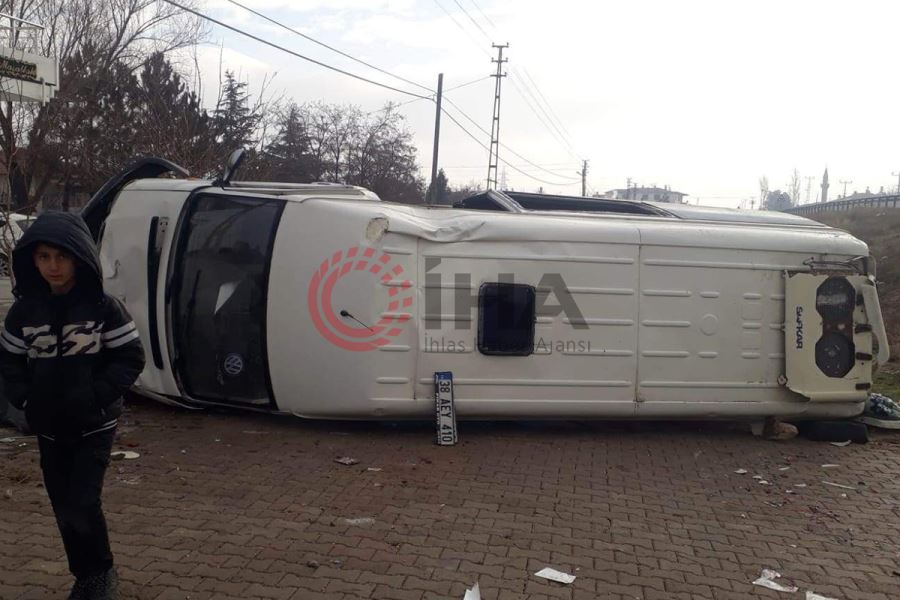 Yoldan çıkan minibüs evin duvarına çarptı: 1 ölü, 1’i ağır 5 yaralı
