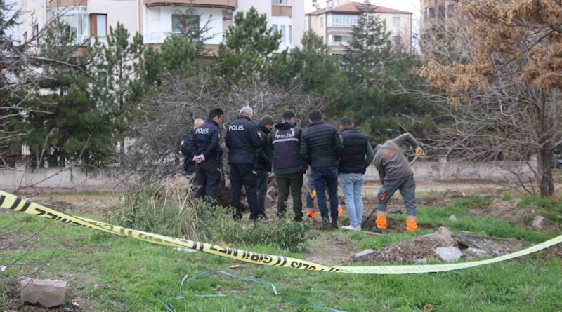 Boş arazide dua eden şahıs ekipleri harekete geçirdi
