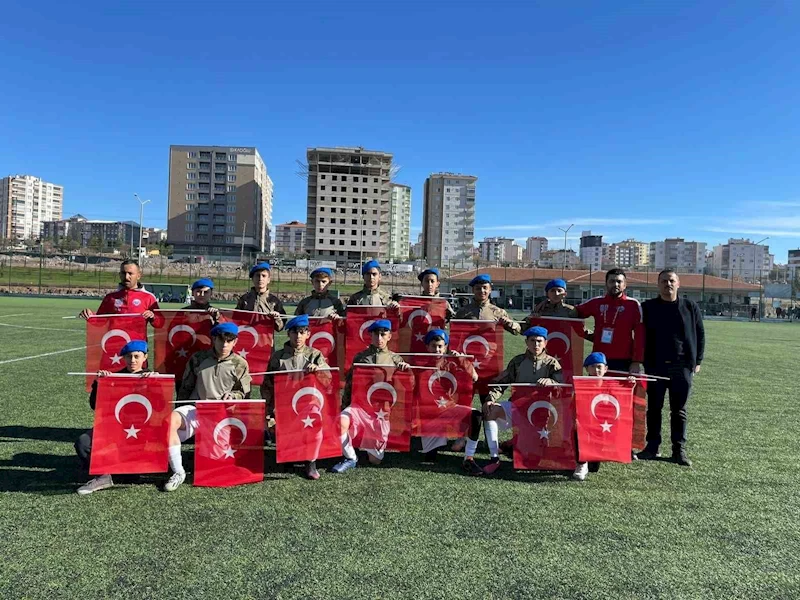 U-16 Ligi maçında futbolcular sahaya kamuflaj ile çıktı

