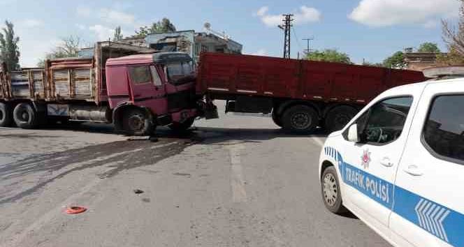 Freni patlayan kamyonet 3 aracı biçti, dorseyi kanala sürükledi: 1 yaralı