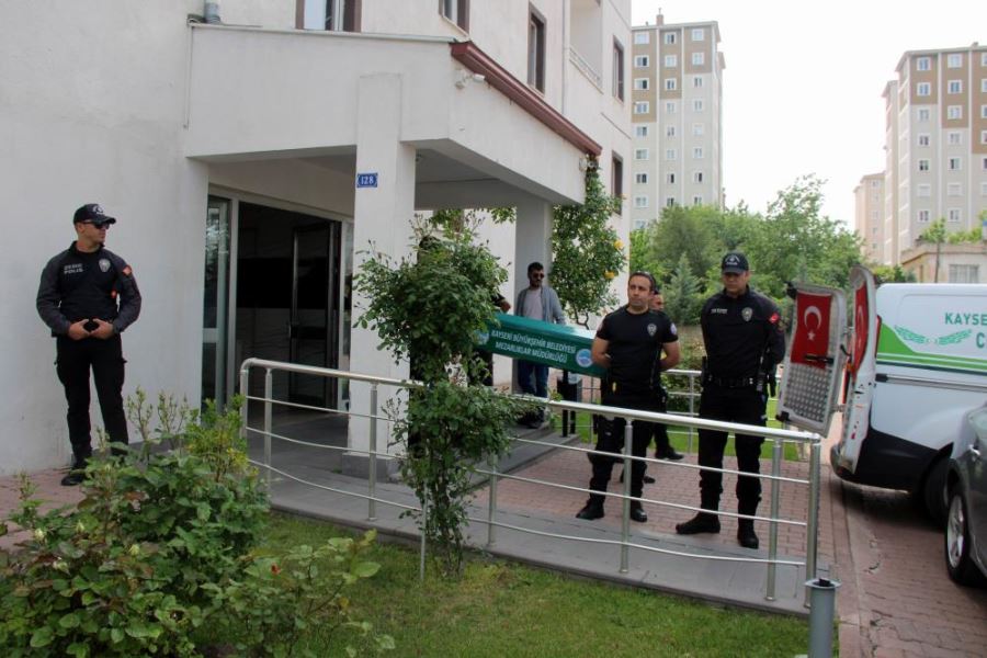 Çocuğunu kurtarmak isteyen anne kucağındaki çocuğu ile 13. kattan düştü: 3 ölü