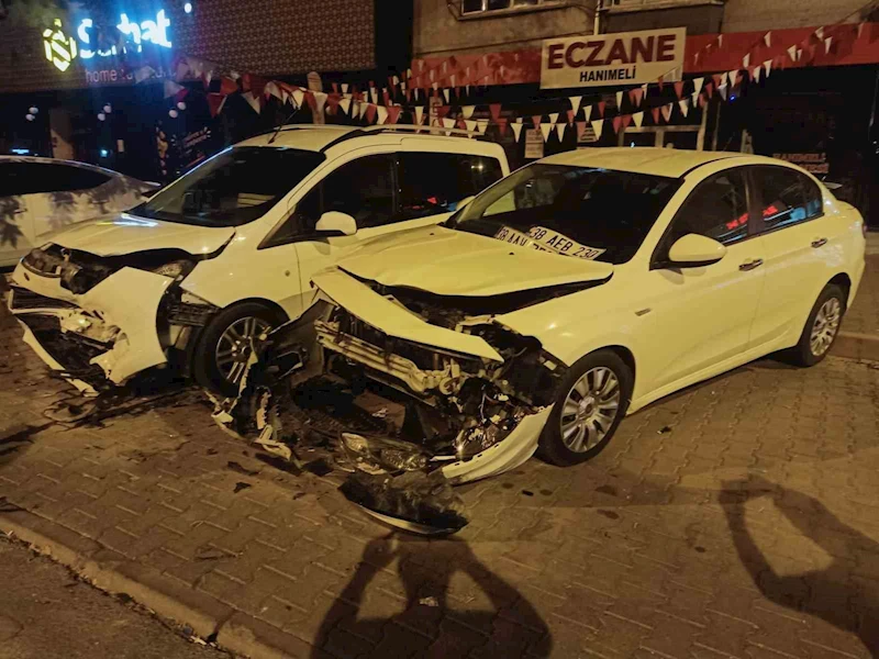 Kontrolden çıkan otomobil, park halindeki otomobillere çarpıp yan yattı

