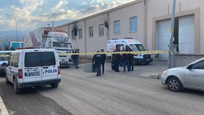 Kamyon ile duvar arasında sıkışan çocuk hayatını kaybetti
