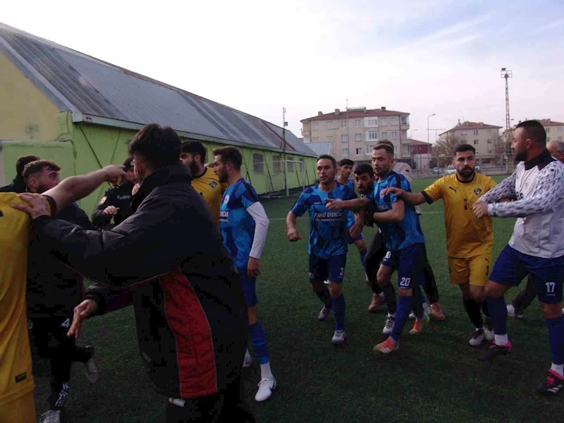 Olaylı maçta 6 gol atıldı, 5 kırmızı kart çıktı
