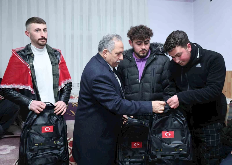 Başkan Yalçın kınalı kuzularla
