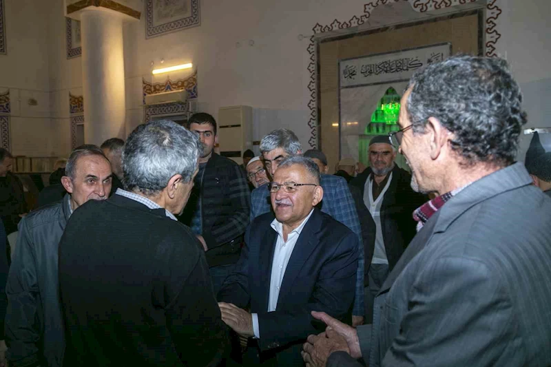 Başkan Büyükkılıç, mahalle mahalle geziyor, vatandaşla kucaklaşıyor

