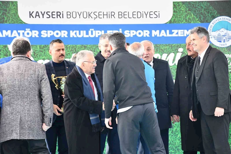 Yahyalıspor kupasını aldı
