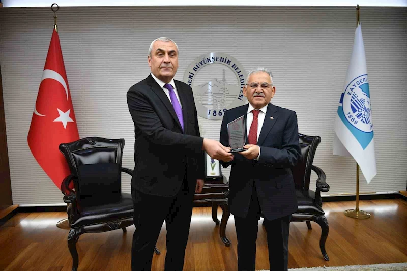 Başkan Büyükkılıç’a eğitimcilerden teşekkür plaketi
