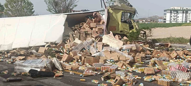 Tır devrildi, içecekler yola savruldu
