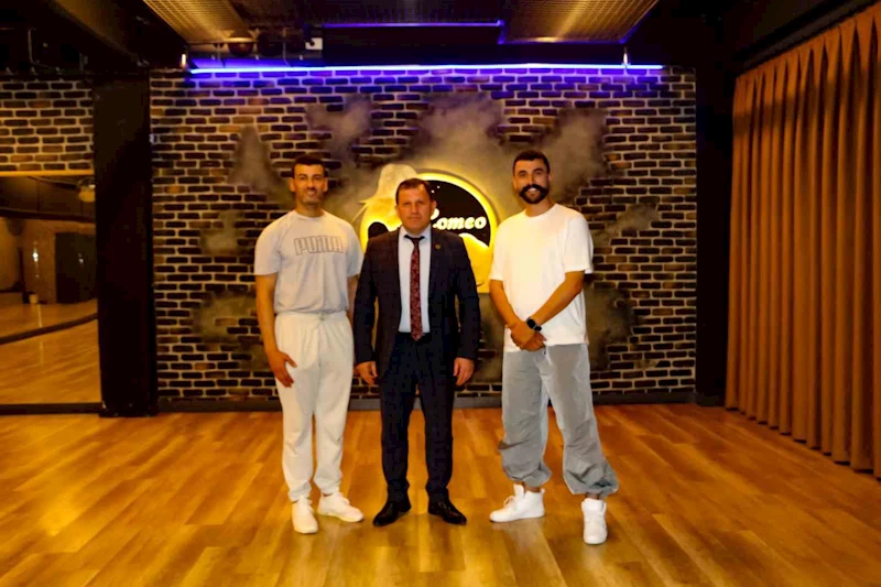 Kabakcı’dan halk oyunları ekibine tebrik
