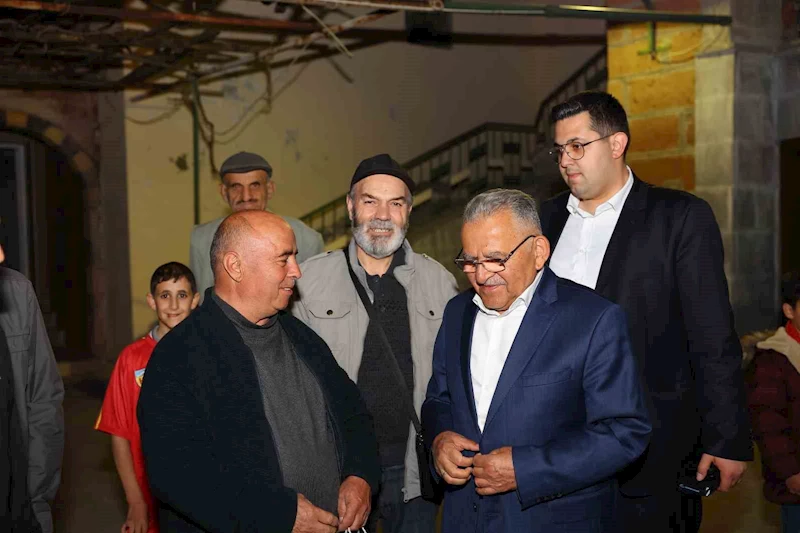 Büyükkılıç; teravih sonrası vatandaşlarla kucaklaştı
