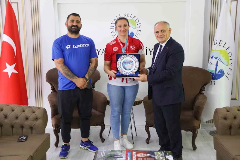 Şampiyon sporcudan Başkan Öztürk’e ziyaret
