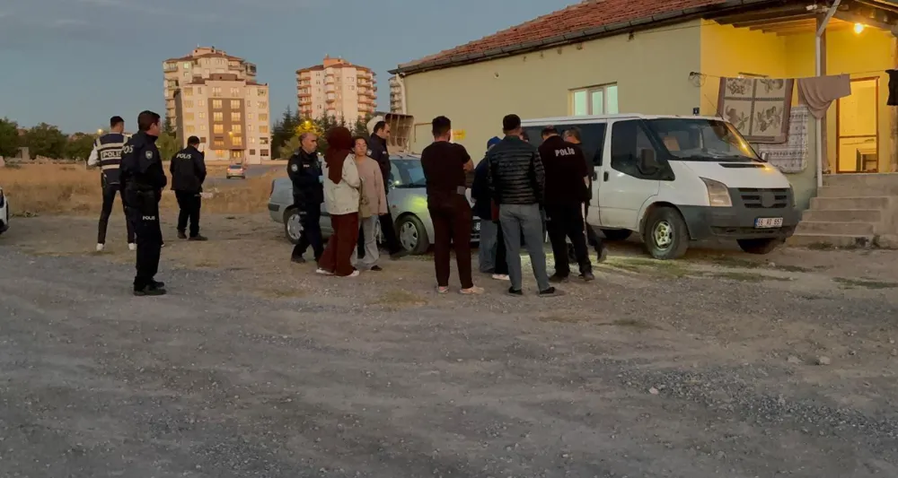 Kar maskeli saldırganlar baba ve oğlunu vurdu: 2 yaralı
