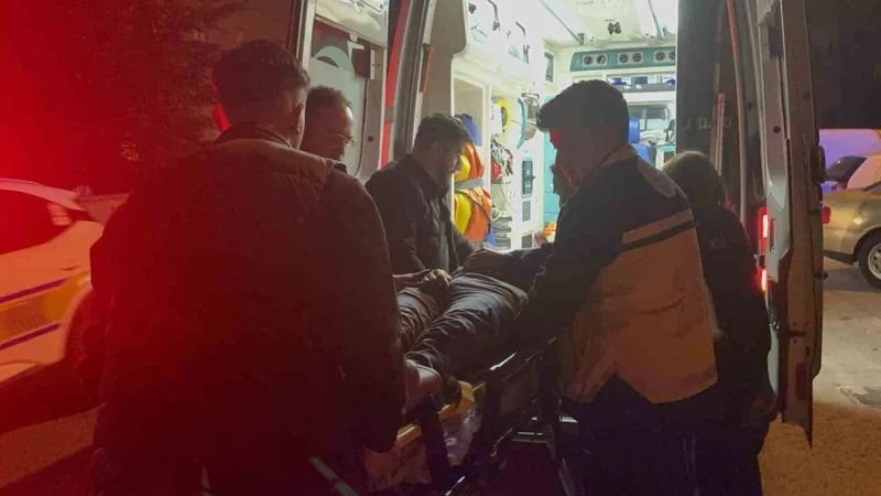 Elektrikli bisikletle kamyonetin altına girdi: 1 yaralı
