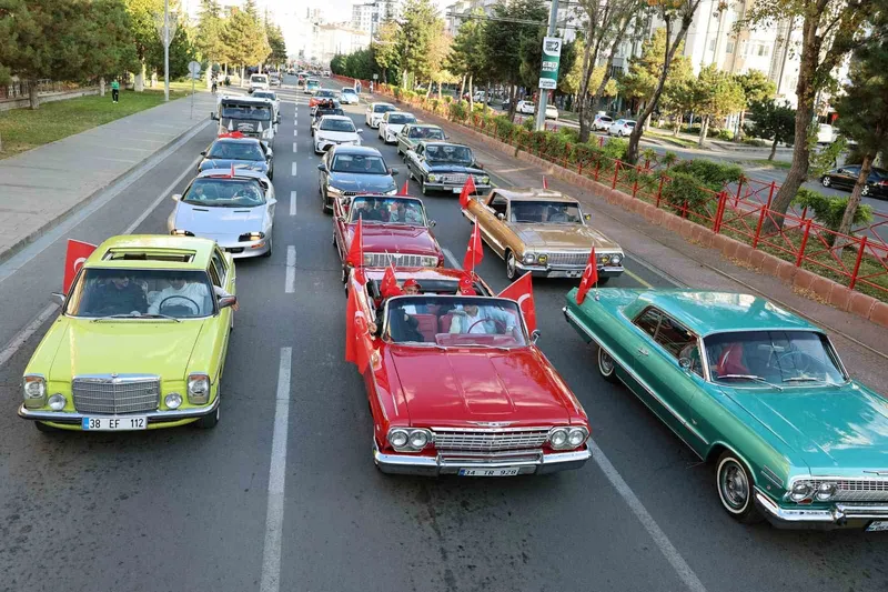 Talas’ta klasik araçlarla Cumhuriyet coşkusu
