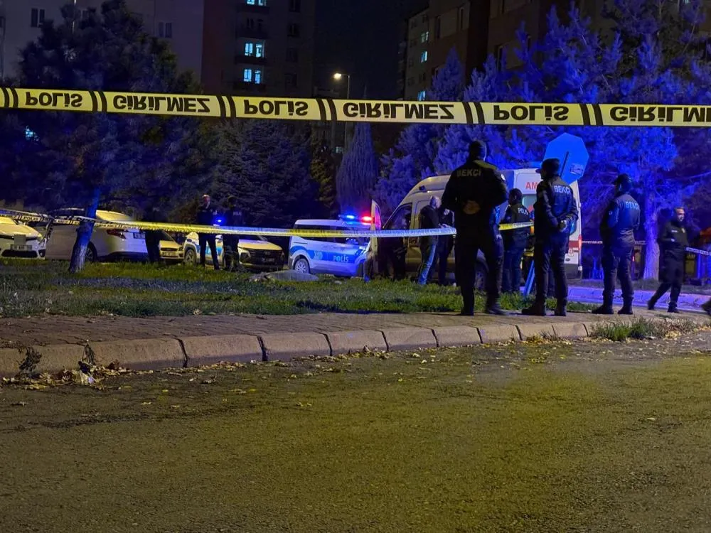 Konuşmak için çağırdığı eşini sokak ortasında öldürdü