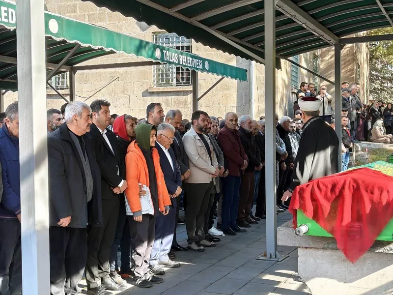 Sokak ortasında öldürülen kadına oğlundan son görev
