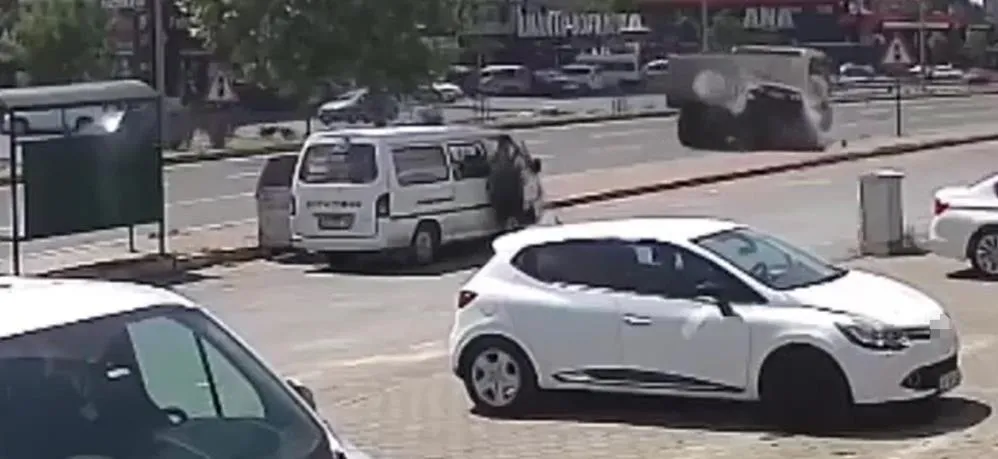 Hızla giden otomobil, kamyonun arkasına böyle girdi