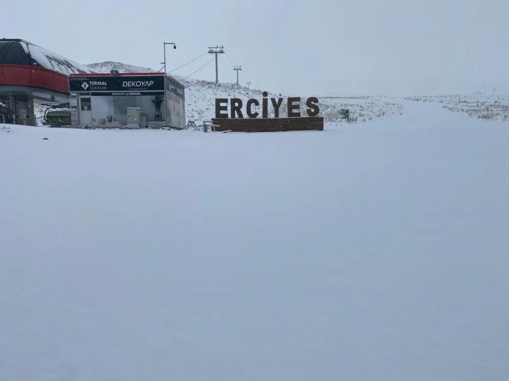 Erciyes güne beyaz örtüyle uyandı