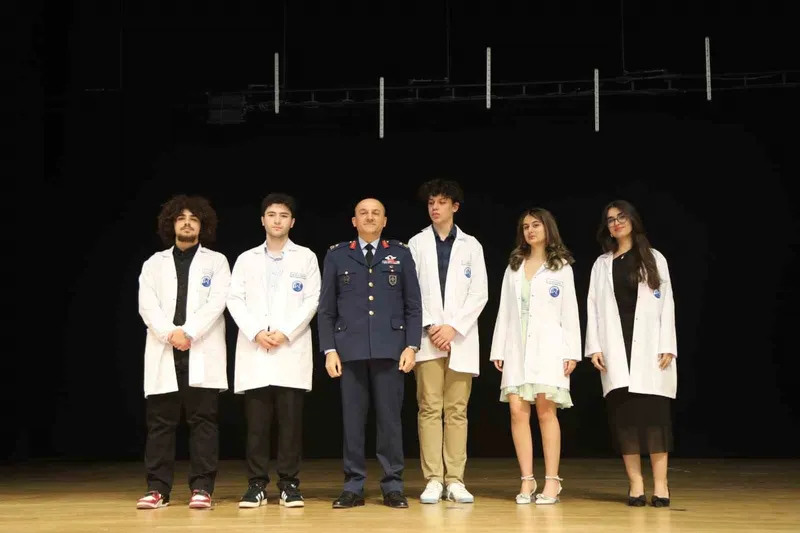 ERÜ Tıp Fakültesi’nde dönem 1 öğrencileri törenle önlük giydi
