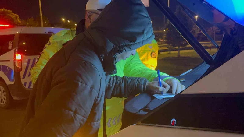 Seyir halindeyken uyuyan sürücü, kaza sonrası da uyumaya devam etti
