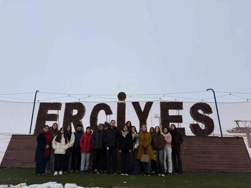 Erciyes’in zirvesinde öğrencilere yönelik ’Uluslararası Dağlar Günü’ etkinliği
