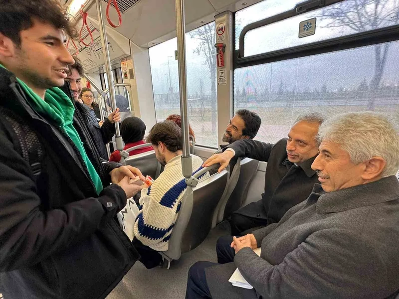 Başkan Yalçın meclis toplantısına tramvayla gitti
