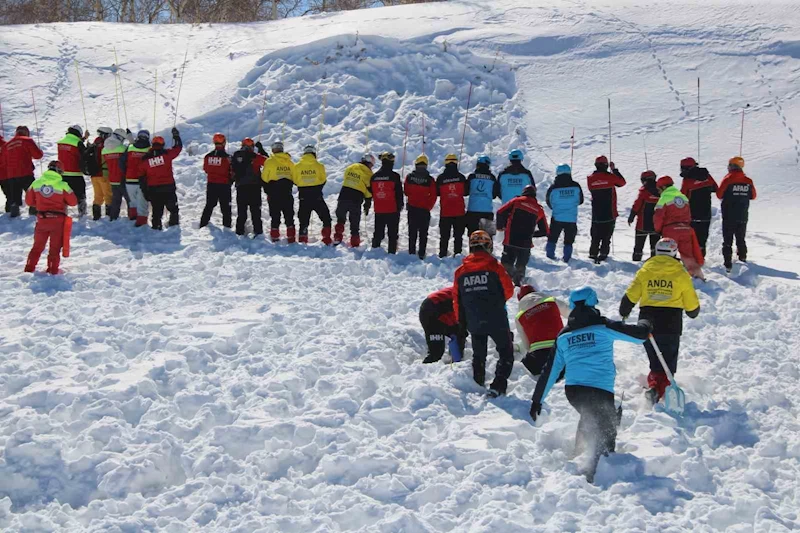 Erciyes’te gerçeği aratmayan çığ tatbikatı
