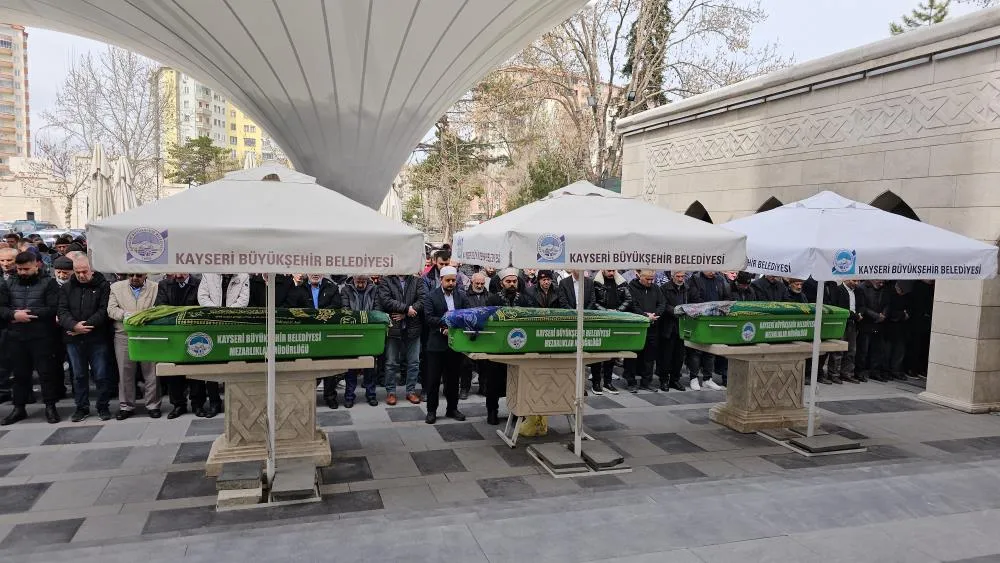 Kızı tarafından defalarca bıçaklanarak öldürülen anne son yolculuğuna uğurlandı