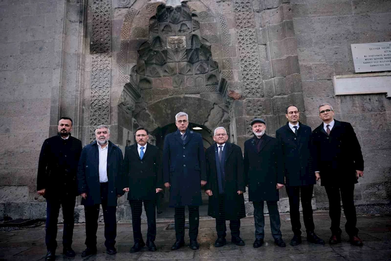 Dünyadaki ilk tıp fakültesine Bakan Memişoğlu’ndan tam puan
