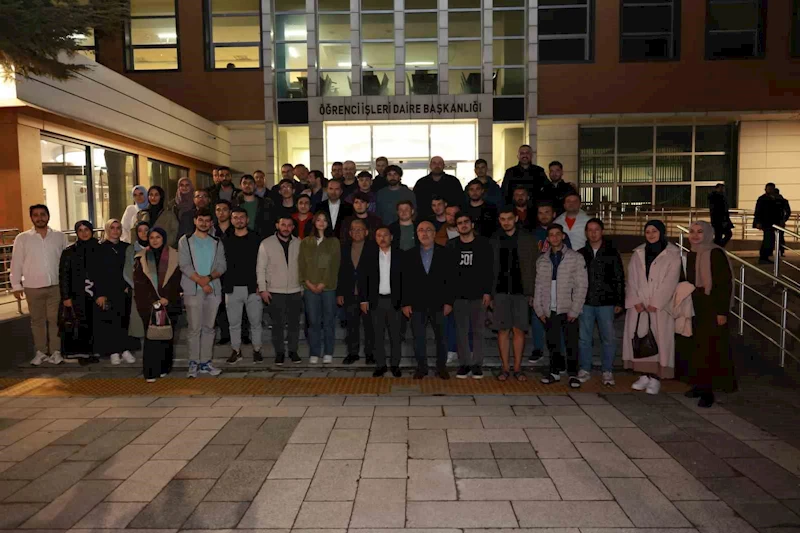 Vali ve Büyükşehir Belediye Başkanı, KAYÜ’de öğrencilerle sahur yaptı
