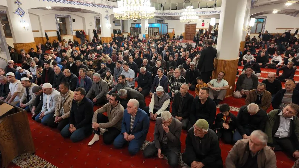 Hacılar’da gönüller, Kadir Gecesi’nde arındı