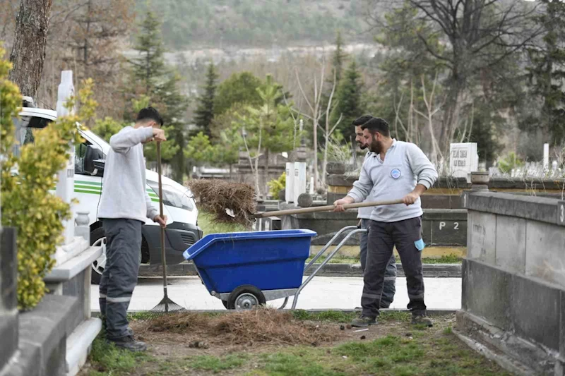 Mezarlıklarda bayram hazırlığı
