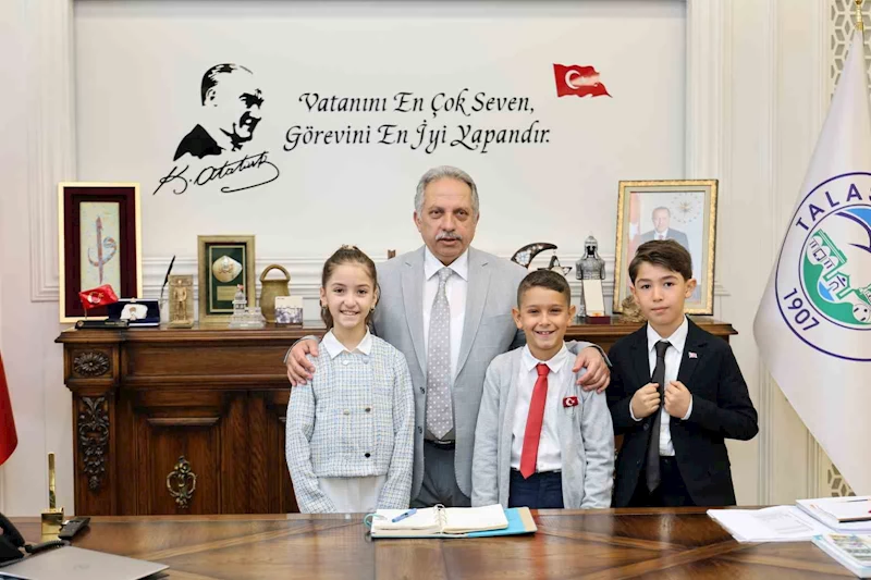 Talas’ta başkanlık koltuğuna çocuklar oturdu
