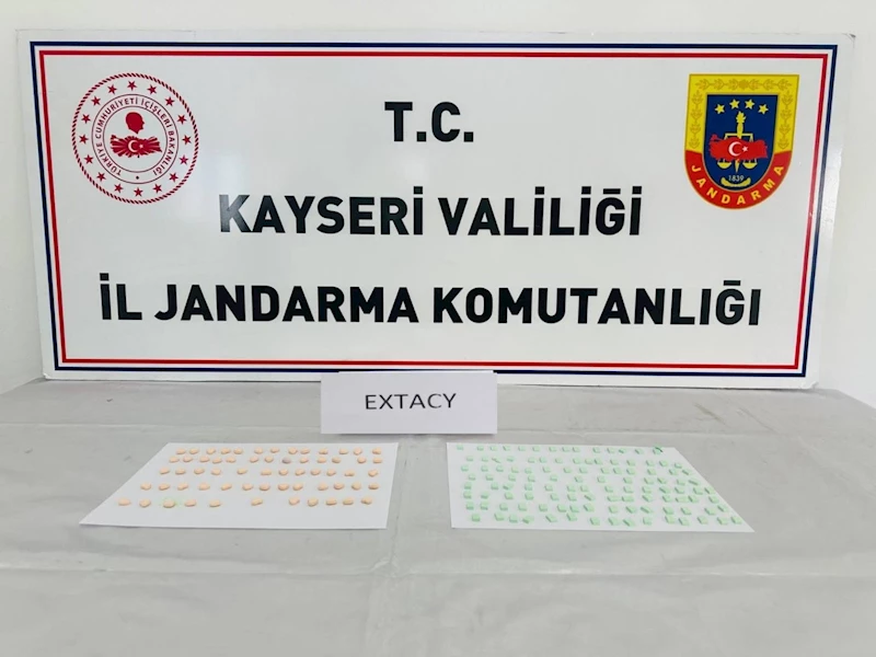 Zehir tacirleri jandarmadan kaçamadı

