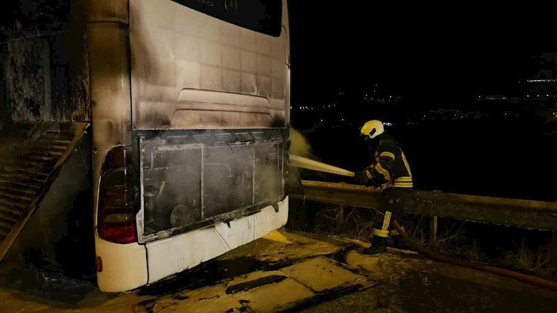 Turistleri taşıyan otobüs yandı, faciadan dönüldü
