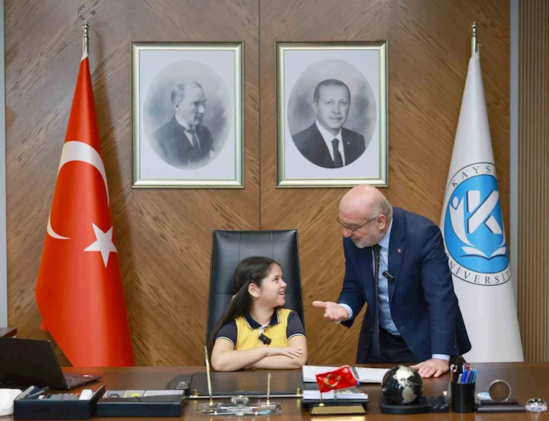 Rektör Karamustafa, koltuğunu 4. sınıf öğrencisine devretti

