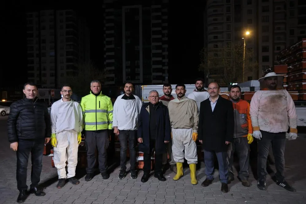Başkan Büyükkılıç, şafak vakti üreticilere arılı kovan dağıttı